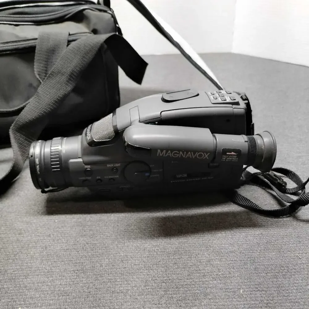 Magnavox EasyCam CVR610A01 VHS Camcorder 10:1 Zoom Retro Analog Camera Bag EUC